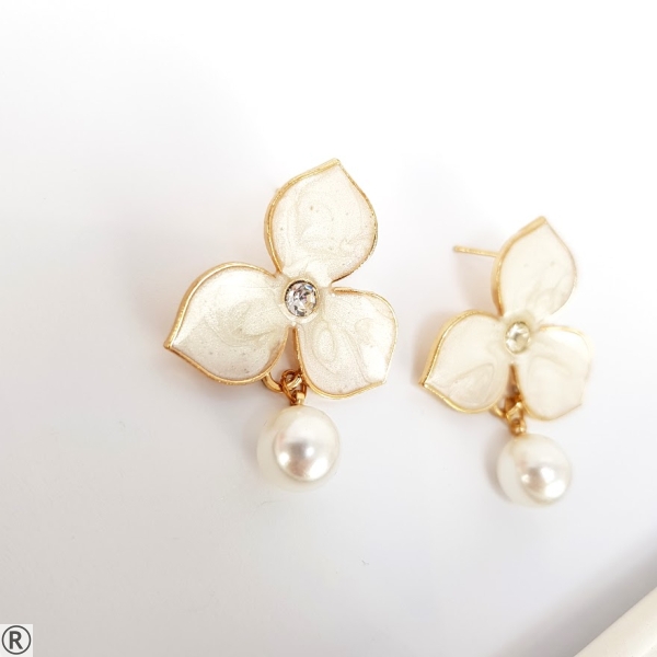 Нежни обеци в бял цвят с перли- Arina