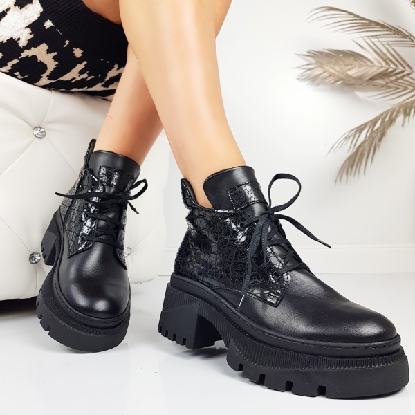 Черни боти от естествена кожа на платформа- Sandra Black 11447