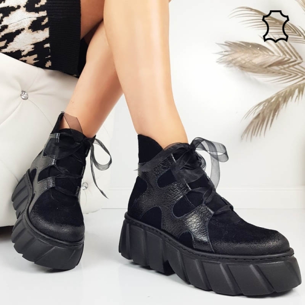 Черни боти от естествен набук на платформа- Daria Black 11445