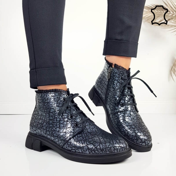 Равни боти от ефектна естествена кожа- Klear Blue 11330