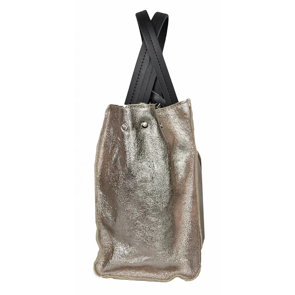 Чанта от естествена кожа в сребрист цвят- Amanda Silver 11518