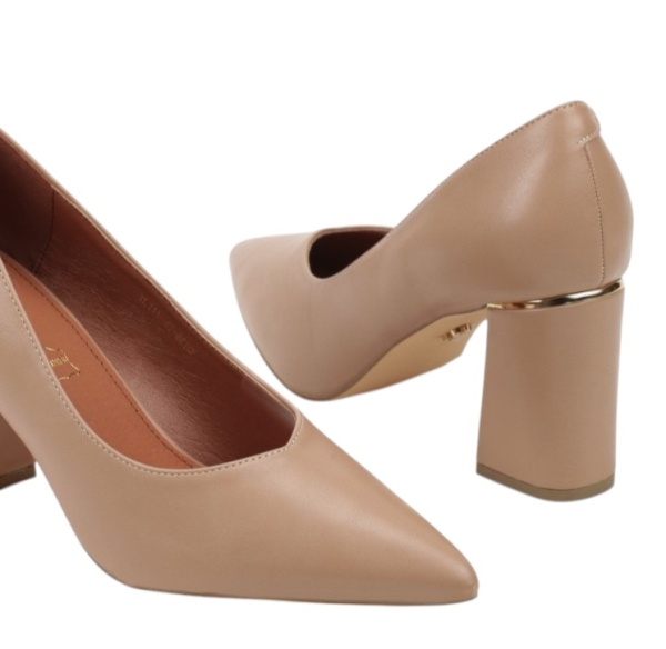 Остри бежови обувки на широк ток- Klaudia Beige 11698