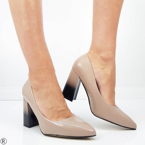 Елегантни дамски обувки в бежов лак на широк ток- Krisia Beige