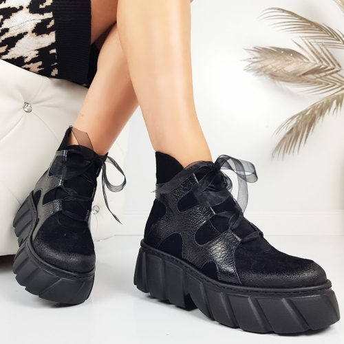 Черни боти от естествен набук на платформа- Daria Black 11445